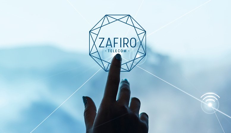 Dedo pulsando sobre logo zafiro