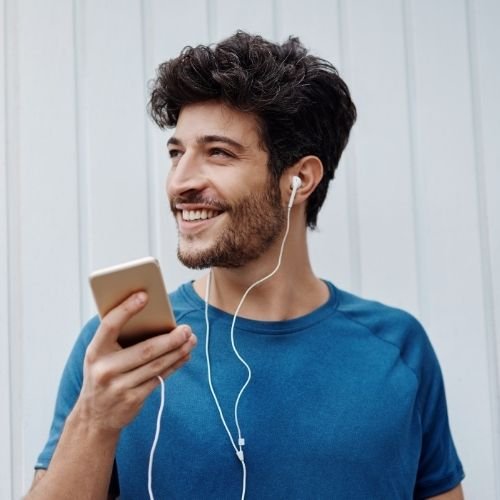 Chico joven utilizando su tarifa móvil de llamadas ilimitadas y gigas acumulables con Zafiro Telecom