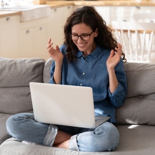 Mujer joven navega con la mejor conexión de internet y fibra óptica de Zafiro Telecom