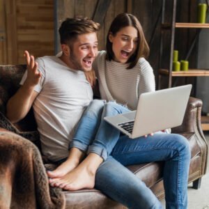 pareja emocionada viendo tarifa de fibra 400MB + 1 línea móvil