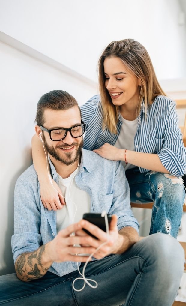 Pareja habla y navega con las mejores ofertas de fibra y móvil de Zafiro Telecom